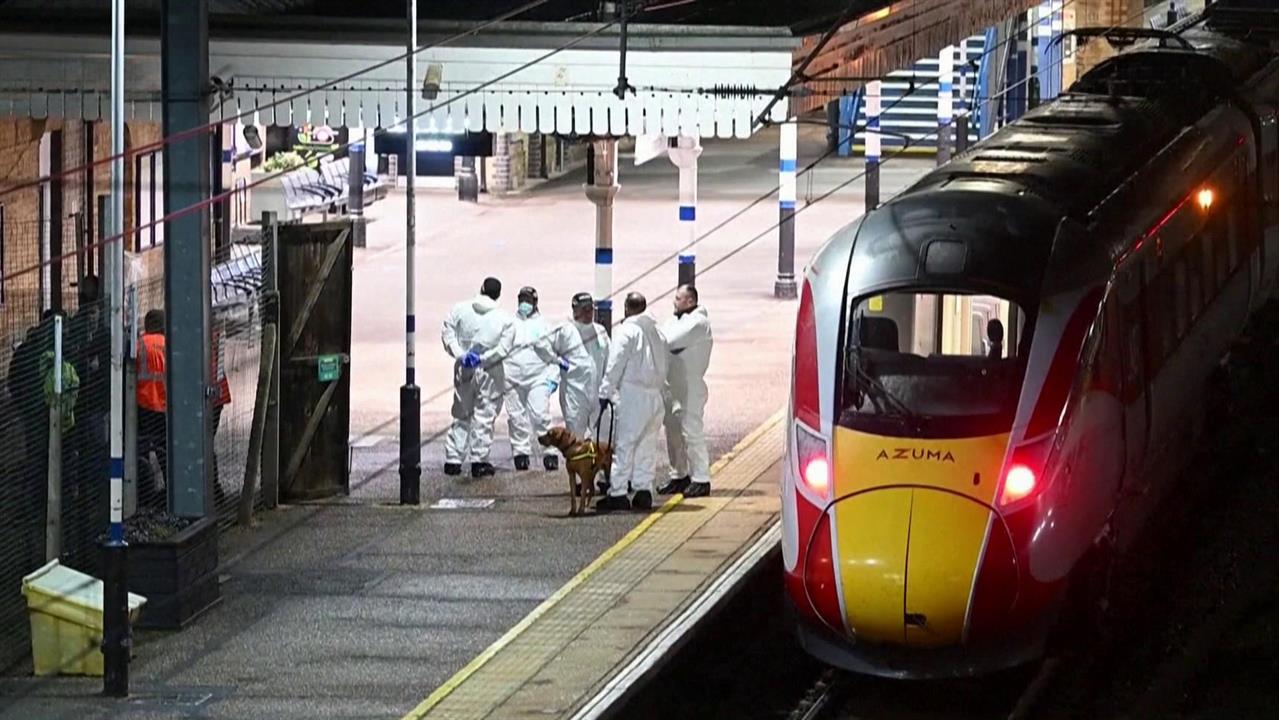 Жестокое нападение в Британии: двое мужчин набросились с ножами на пассажиров скоростного поезда