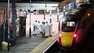 Жестокое нападение в Британии: двое мужчин набросились с ножами на пассажиров скоростного поезда