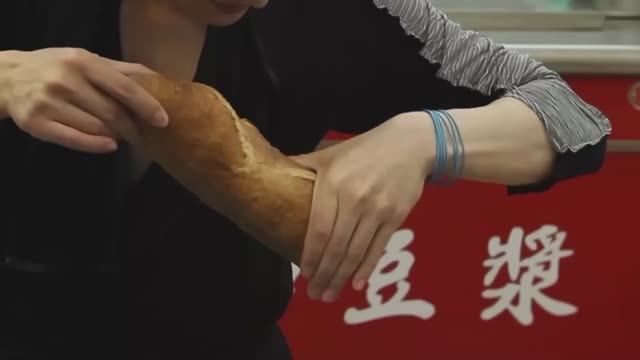 Секрет фокуса с вытаскиванием багета из руки смотреть онлайн