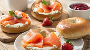 Идеальный завтрак: Творожные бейглы с форелью и клубничным джемом