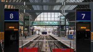 Вооруженная ножами группа напала на пассажиров поезда, 10 человек пострадали