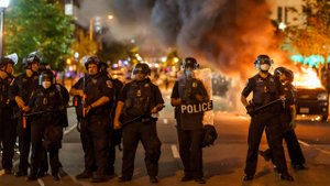 Хэллоуин в США вылился в беспорядки с участием подростков. Введен комендантский час