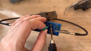 Теперь оплетка не нужна. Хитрый метод убрать припой за считанные секунды