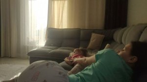 мама укладывает нику спать