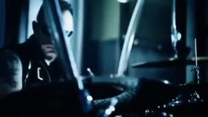 U. D O. 
/плачет солдат/