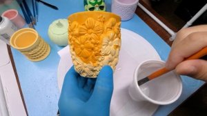 Обработка гипса спец пропиткой для того чтоб не пропитывалась вода.