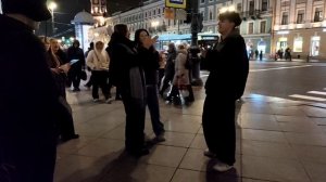 Девочки танцуют на Невском Проспекте