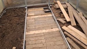 Полы готовы в теплице и коридоре. Гаска изучает пристройку.