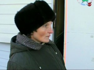 «Два часа убираюсь, получаю тысячу рублей». Депутат А. Митрофанов беседует с избирательницей. 2000-е