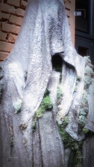 Таинственная фигура в капюшоне смотреть онлайн