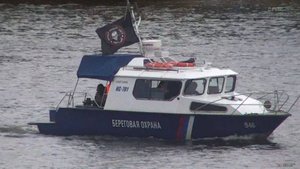 Пограничный катер с символикой ЧВК «Вагнер» теперь бороздит воды реки Нарва на границе с Эстонией.