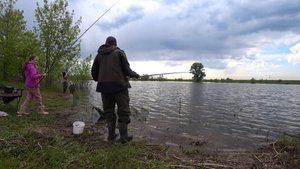Рыбалка на поплавок всем семейством Ловля на реке на удочку