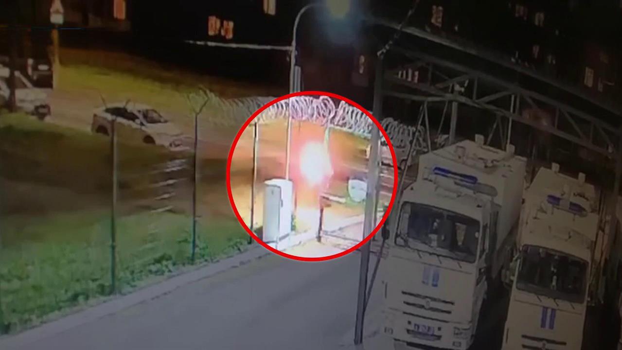 В Санкт-Петербурге подростки пытались поджечь машины и здание райотдела полиции