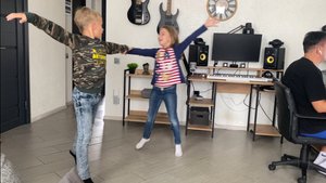 Внуки поставили и исполнили танец на музыку папы