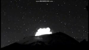 Активность НЛО возле извергающегося вулкана