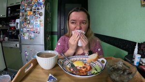 Мукбанг, завтрак. Яичница с беконом и помидоркой.