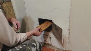 Алексей топит печку.