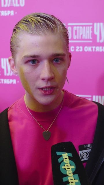 Актер Олег Савостюк про потрясающие декорации в фильме «Алиса в Стране чудес» 🙈 #shorts #премьера