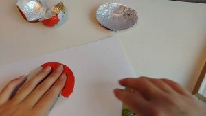 Расправляем фольгу от киндер сюрприза