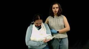 Мягкая иммобилизация руки косыночной повязкой