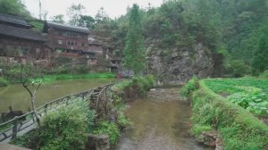 Красивая и спокойная горная деревня Гэтоу, Гуйчжоу под дождем