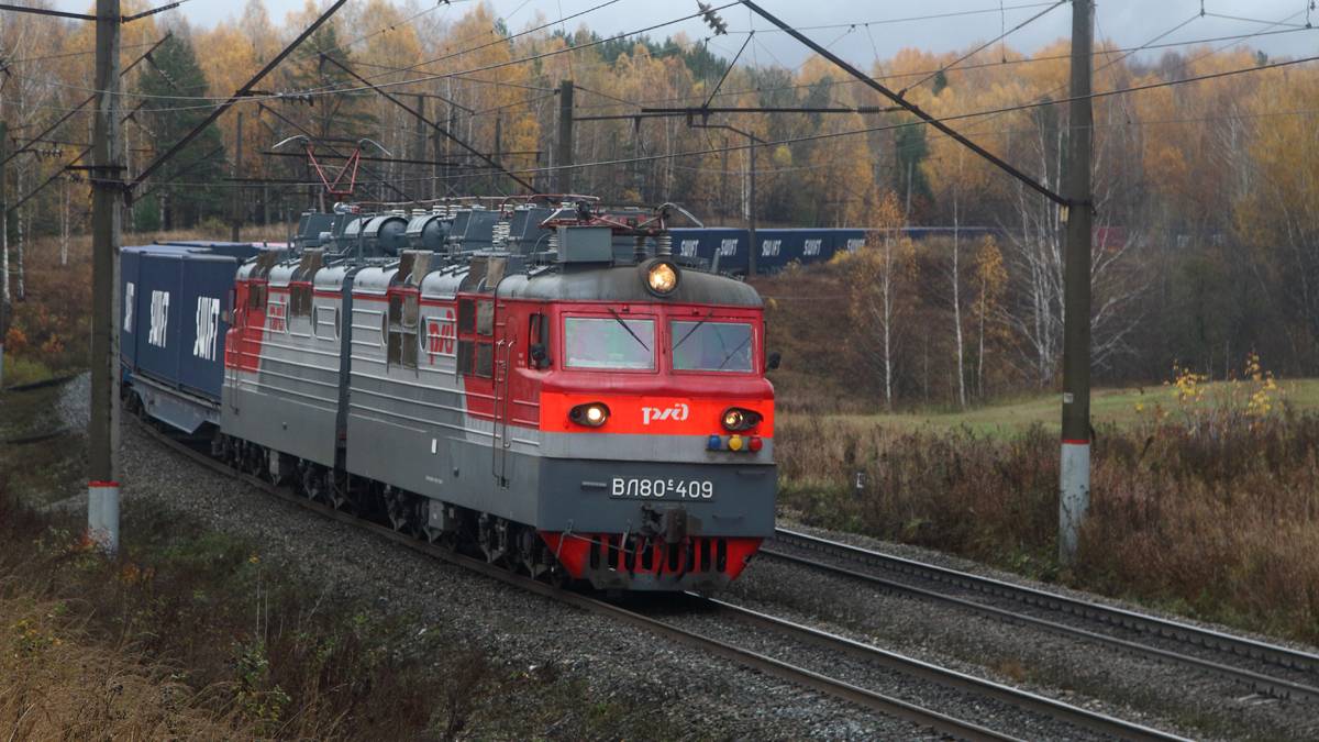 Золотая осень, дождь и поезда на перегоне Пычас-Карамбай Горьковской жд. Октябрь 2022 года. Часть 2