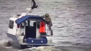 Эстонские пограничники заметили в реке Нарве российский катер Пограничной службы с поднятым флагом Ч