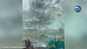 Внутри машины во время мощного града: лобовое стекло не выдержало натиска стихии