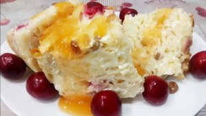 Запеканка с творогом, изюмом и вишней