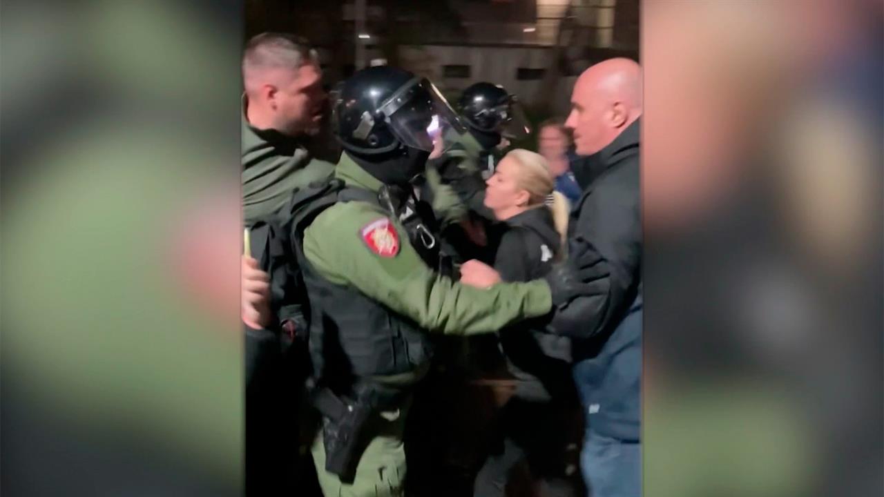 Почти четыре десятка человек задержала полиция в Белграде во время массовых беспорядков