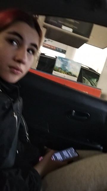 трактор на заправке 