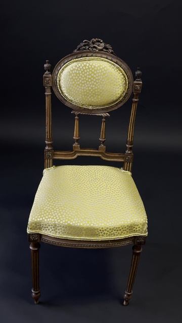 Стул с коническими ножками и спинкой-медальоном (Франция, XIX век)