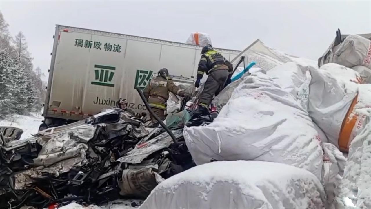 В Иркутской области столкнулись четыре большегруза, есть погибшие: видео