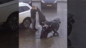 Поднял мотоцикл после падения