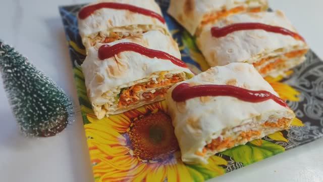 Рулет из лаваша с пекинской капусты и крабовыми палочками.