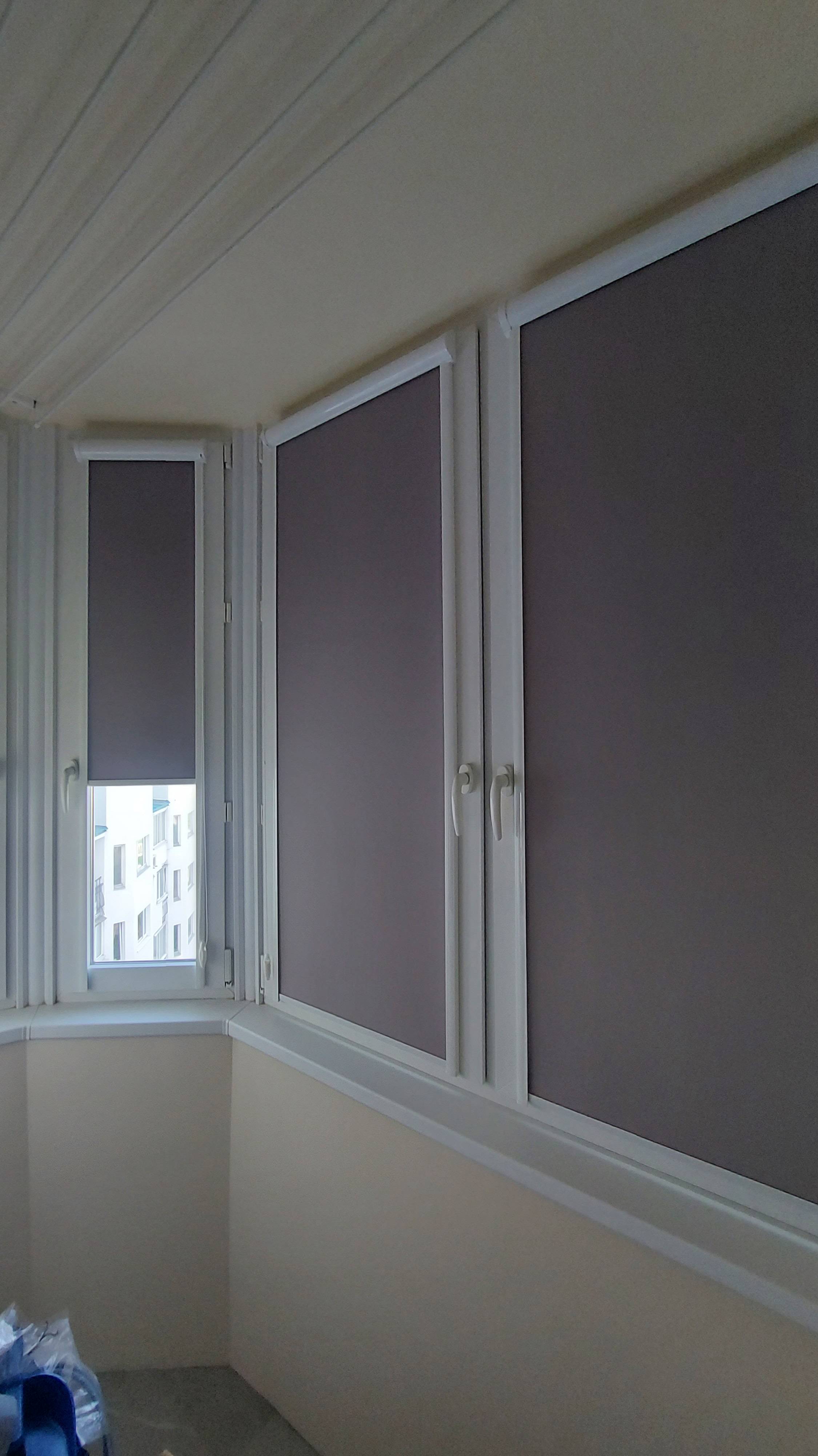 Кассетные рулонные шторы УНИ2. Ткань Респект блэкаут серый.