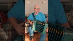 Русского с песней на гармошке.mp4