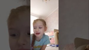 Катя показывает украшения которые сделала своими руками)