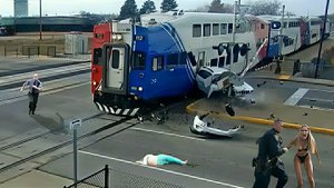 Шокирующие моменты крушения поезда, снятые на камеру. Когда идиоты бросают вызов рельсам!