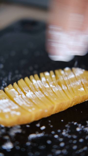 Кто сказал, что хрустящий картофель сложен в приготовлении? 😉 смотреть онлайн