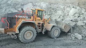 Бульдозер Komatsu D375A-8 и погрузчик очищают зону для экскаватора.