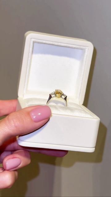 Кольцо с шикарным желтым бриллиантом 2.5 карата