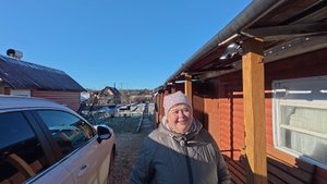 Приехал брат у Сафара. Готовлю завтрак мужикам. На даче смотрю как сделали сарай.