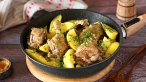 Просто нарезать — и пусть тушится: утка с картошкой на сковороде по-домашнему