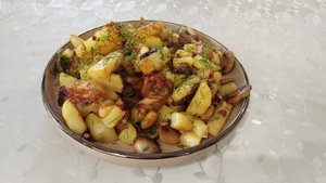 Жареный картофель с луком и грибами на сковороде.