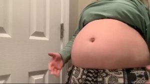 Девушка играет с большим животом