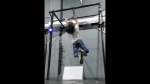 Упражнение на турнике с BlazePod