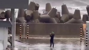 Старался не промочить ноги