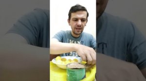 Мукбанг обжор / вареная картошка с консервированной селёдкой / салат из огурцов и помидоров