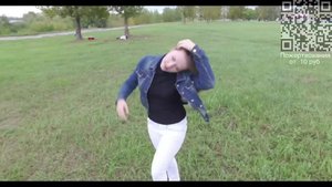 Юная девушка в порывах ветра.